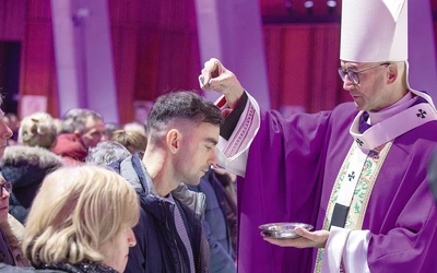 – Chciałbym was, bracia i siostry, bardzo zachęcić do porządnej wielkopostnej spowiedzi już na początku Wielkiego Postu, a nie gdy przed konfesjonałami będą długie kolejki – prosił metropolita warszawski.