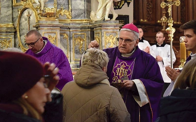 Obrzęd posypania głów rozpoczyna czas modlitwy, postu i jałmużny.