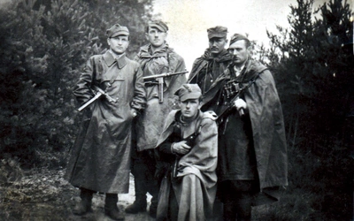 Ppor. Wiktor  Zacheusz Nowowiejski  (pierwszy z prawej),  wśród partyzantów Armii  Krajowej. 