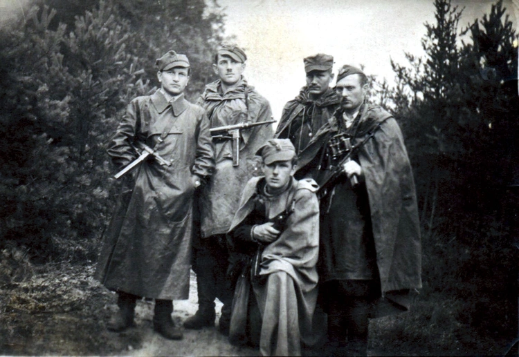 Ppor. Wiktor  Zacheusz Nowowiejski  (pierwszy z prawej),  wśród partyzantów Armii  Krajowej. 