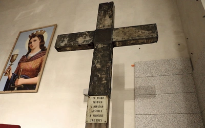 Napis na krzyżu: „To tylko zostało  z dawnego kościoła  w Modlinie - Twierdzy”.  Tylko – a przecież aż tyle.