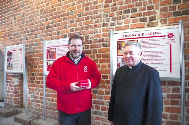 mrogowicz i Paweł Trawka zapraszają  do konkretnego wsparcia. Zwracają uwagę także  na wielkopostne rady papieża Leona XIV, który zachęca, by używać z miłością języka i mieć „ucho gotowe  do wysłuchania”.