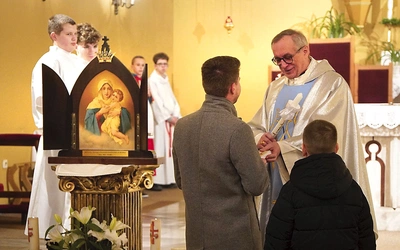 – Jakiś czas temu mamy wręczały dzieciom różańce, a obecnie do wręczania świec i książeczek zaproszeni zostali tatusiowie. To pomysł diakona Eryka – wyjaśniał ks. Bogdan Grabowski (na zdjęciu). Ojcowie lub np. chrzestni otrzymywali je od księdza, przekazywali dziecku, a następnie obdarzali je serdecznym uściskiem.