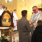 – Jakiś czas temu mamy wręczały dzieciom różańce, a obecnie do wręczania świec i książeczek zaproszeni zostali tatusiowie. To pomysł diakona Eryka – wyjaśniał ks. Bogdan Grabowski (na zdjęciu). Ojcowie lub np. chrzestni otrzymywali je od księdza, przekazywali dziecku, a następnie obdarzali je serdecznym uściskiem.
