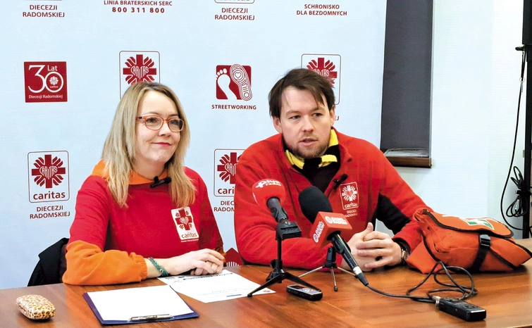 Hubert Kaczmarczyk i Magdalena Walczak  na co dzień niosą pomoc ludziom bez dachu nad głową.