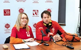 Hubert Kaczmarczyk i Magdalena Walczak  na co dzień niosą pomoc ludziom bez dachu nad głową.