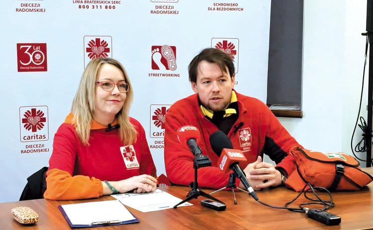 Hubert Kaczmarczyk i Magdalena Walczak  na co dzień niosą pomoc ludziom bez dachu nad głową.