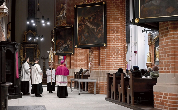 Biskup opolski najpierw uczestniczył w nabożeństwie Drogi Krzyżowej, a następnie przewodniczył Mszy św.