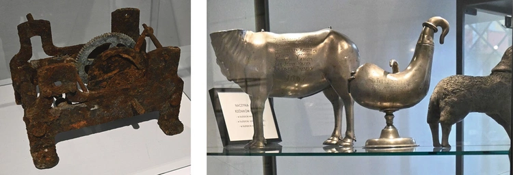 Fragment wystawy. Ręczna maszyna drukarska i ozdobne kielichy cechu rzeźniczego, tzw. wilkomy. 