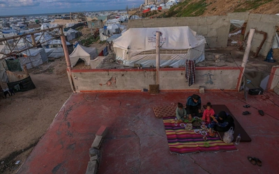 Mieszkali w domach, teraz koczują na plażach