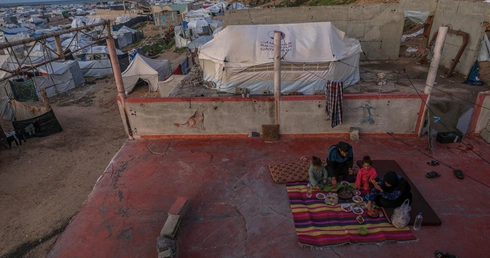 Mieszkali w domach, teraz koczują na plażach