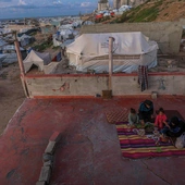 Mieszkali w domach, teraz koczują na plażach