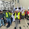 Katowice. Pikieta związkowców przed Holdingiem KW. „Czekamy na pensje, nie na obietnice” [ZDJĘCIA]