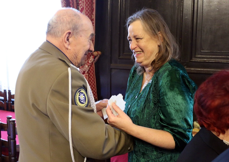 Skandal na sesji rady gminy. Wójt rozpętał lokalną wojnę przeciwko nieżyjącemu żołnierzowi Armii Krajowej [REPORTAŻ]