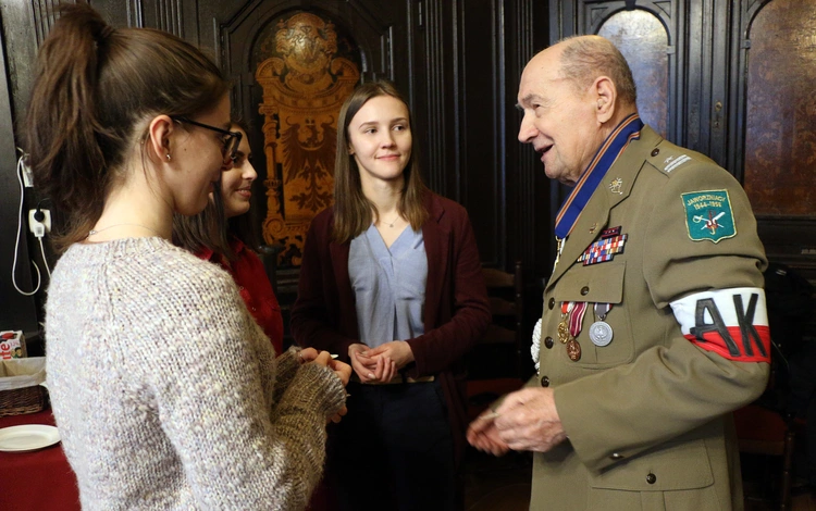 Skandal na sesji rady gminy. Wójt rozpętał lokalną wojnę przeciwko nieżyjącemu żołnierzowi Armii Krajowej [REPORTAŻ]