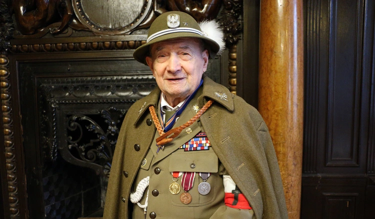 Skandal na sesji rady gminy. Wójt rozpętał lokalną wojnę przeciwko nieżyjącemu żołnierzowi Armii Krajowej [REPORTAŻ]