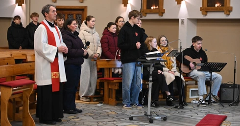 Dekanalne czuwanie młodzieży w Gogolinie-Karłubcu
