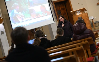 Młodzież z dekanatu Kamień Śląski słuchała świadectwa o przyjaźni z Heleną Kmieć