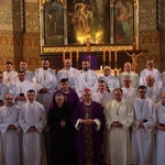 Pomogą rozdawać Komunię Świętą