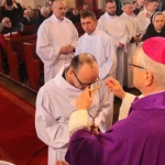 Pomogą rozdawać Komunię Świętą