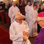 Pomogą rozdawać Komunię Świętą