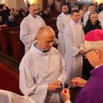 Pomogą rozdawać Komunię Świętą