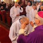 Pomogą rozdawać Komunię Świętą