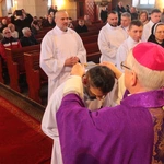 Pomogą rozdawać Komunię Świętą