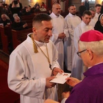 Pomogą rozdawać Komunię Świętą