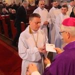 Pomogą rozdawać Komunię Świętą