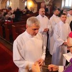 Pomogą rozdawać Komunię Świętą