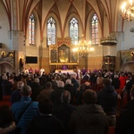 Pomogą rozdawać Komunię Świętą