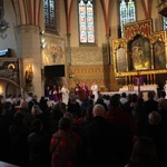 Pomogą rozdawać Komunię Świętą