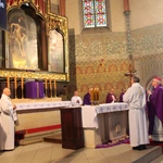 Pomogą rozdawać Komunię Świętą