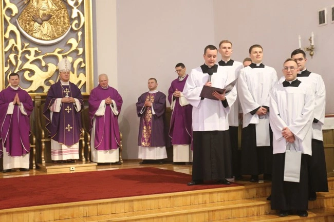 Klerycy radomskiego seminarium przyjęli posługi lektoratu i akolitatu