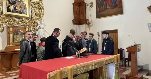 Pragną znać liturgię