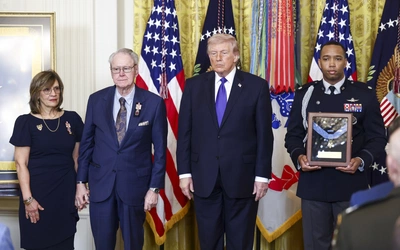 Sierż. Ollis, który w Afganistanie uratował polskiego żołnierza, odznaczony przez prezydentów Polski i USA