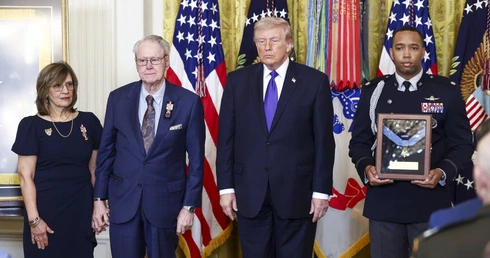 Sierż. Ollis, który w Afganistanie uratował polskiego żołnierza, odznaczony przez prezydentów Polski i USA
