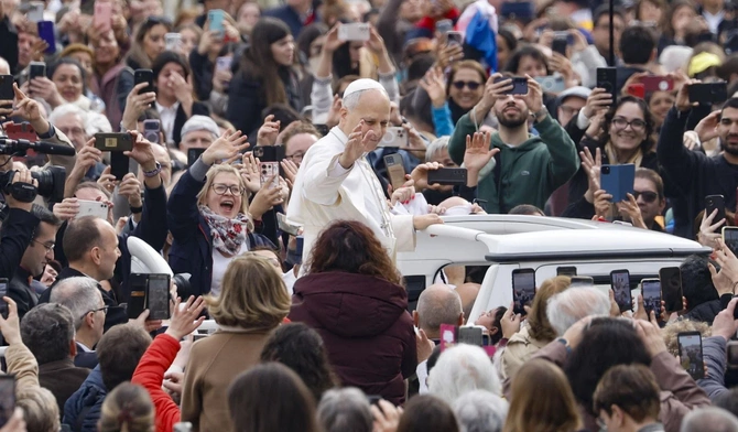 Papież przejeżdza między zgromadzonymi na Placu św. Piotra