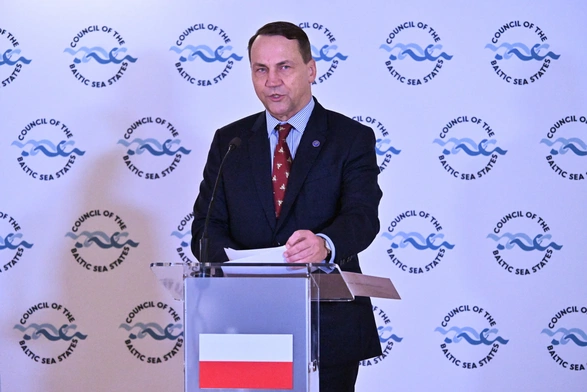 Sikorski: Służba konsularna wyłoniła 57 osób przebywających w ZEA, które w czwartek mogą wrócić do Polski
