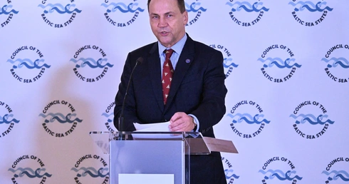 Sikorski: Służba konsularna wyłoniła 57 osób przebywających w ZEA, które w czwartek mogą wrócić do Polski