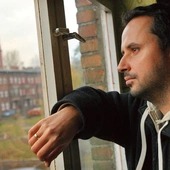 „Popiół i róż” – nowy zbiór wierszy Szymona Babuchowskiego uświadamia, jak bardzo profanum tęskni do sacrum