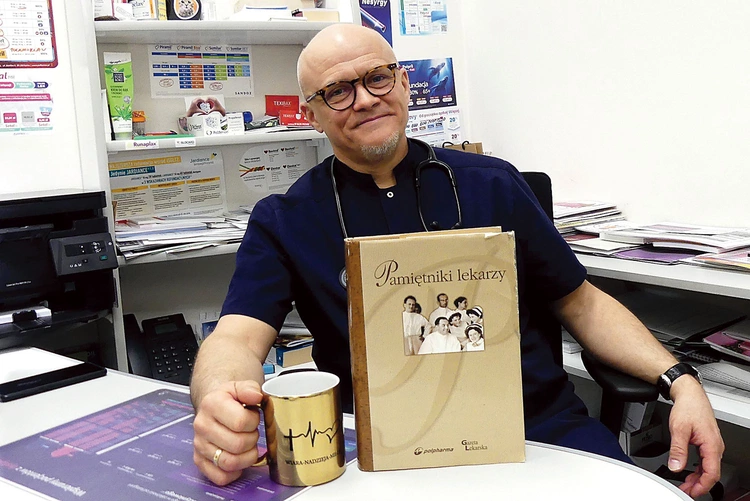 Doktor Wojciech Pałasz – laureat „Hipokratesa 2025” – w swoim skoczowskim gabinecie. Przed nim „Pamiętniki lekarzy”, w których znajduje się jego praca, nagrodzona w literackim  konkursie dla medyków.