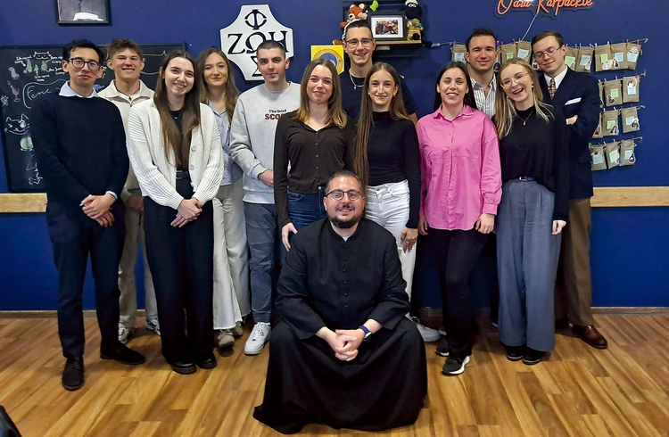  Ekipa „Bliżej młodych” w oazowej salce na os. Karpackim.