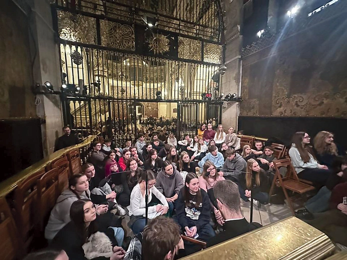  Młodzi czuwali w Kaplicy Cudownego Obrazu.