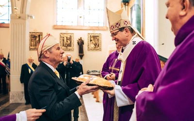 Semper Fidelis narodziło się w 1987 r. jako służba porządku i bezpieczeństwa podczas wizyty św. Jana Pawła II, a z czasem stało się wspólnotą formacyjną, która uczy odpowiedzialności świeckich mężczyzn w Kościele.