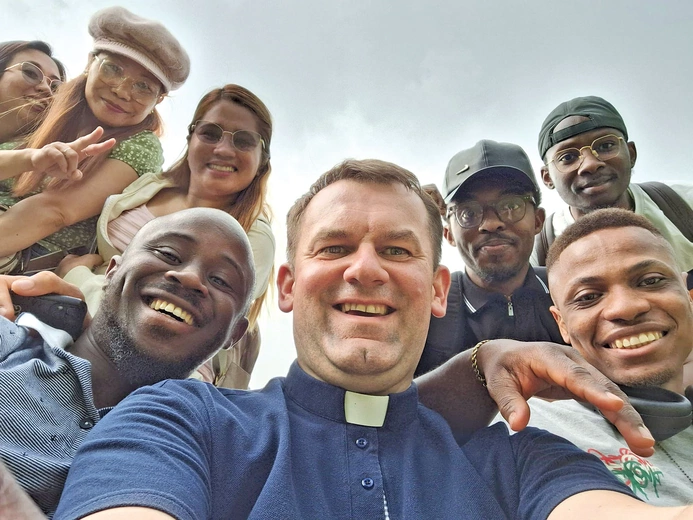 Ks. Tomasz Stolarski  – prezbiter archidiecezji katowickiej, duszpasterz migrantów i obcokrajowców, wikariusz parafii Niepokalanego Poczęcia NMP w Katowicach.