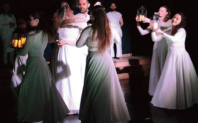 Św. Faustyna już za życia „zajrzała” do nieba, gdzie zobaczyła zbawione dusze, oddające chwałę Panu. Gdy po śmierci do Jezusa zaprowadziła ją tam Maryja, całe niebo zatańczyło z radości. Kiedy znów Lilia zagra spektakl inspirowany „Dzienniczkiem”? Warto śledzić profil teatru na Facebooku. 