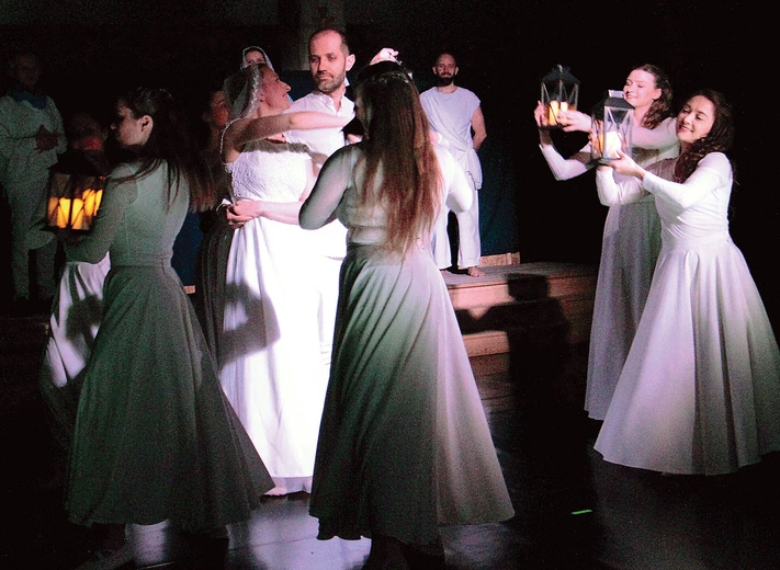 Św. Faustyna już za życia „zajrzała” do nieba, gdzie zobaczyła zbawione dusze, oddające chwałę Panu. Gdy po śmierci do Jezusa zaprowadziła ją tam Maryja, całe niebo zatańczyło z radości. Kiedy znów Lilia zagra spektakl inspirowany „Dzienniczkiem”? Warto śledzić profil teatru na Facebooku. 