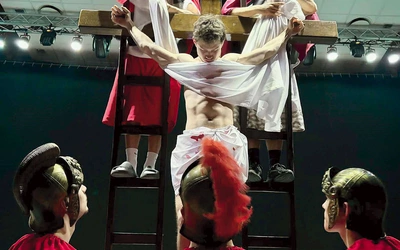 Ta scena chwyta za serce. Mocno przeżywa ją również aktor grający Jezusa, który z każdą próbą coraz głębiej wczuwa się w swoją rolę.